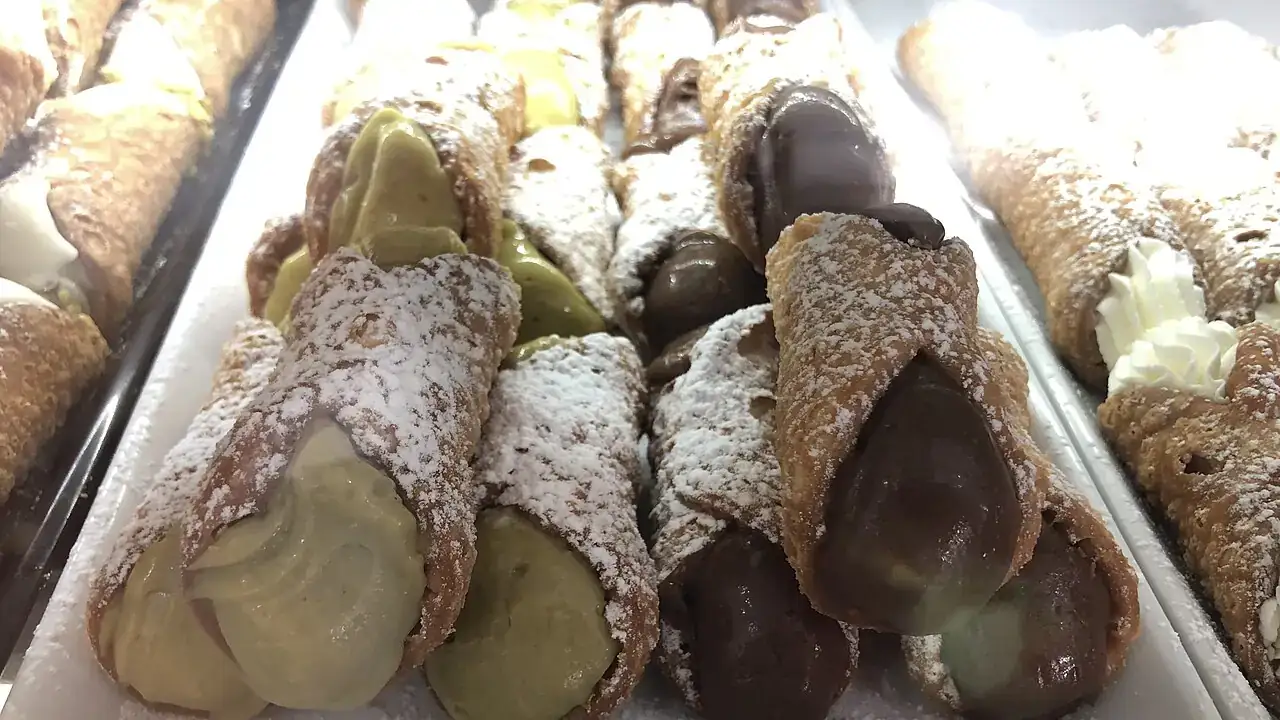 Assorted cannoli